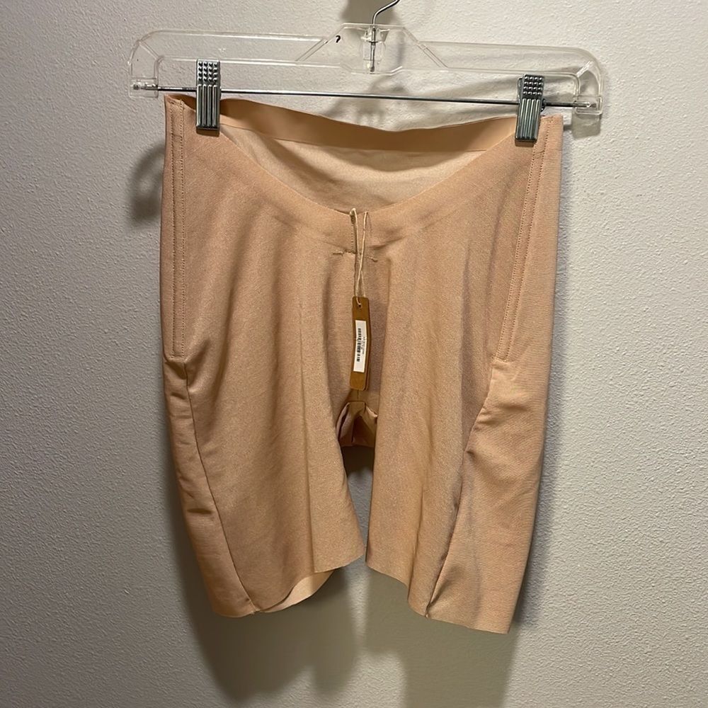Nwt Skims woman’s sculpt nude shorts - Picture 4 of 14